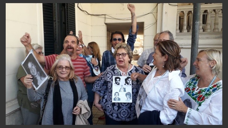 Aplausos, abrazos, fotos y un grito de recuerdo a los que no están.