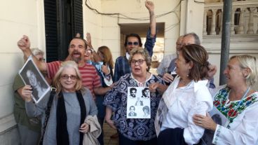 Aplausos, abrazos, fotos y un grito de recuerdo a los que no están.