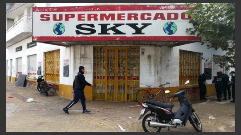 Las víctimas son dos hombres y una mujer adultos, que eran los dueños del supermercado y vivían en el mismo local.
