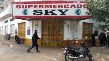 Las víctimas son dos hombres y una mujer adultos, que eran los dueños del supermercado y vivían en el mismo local.