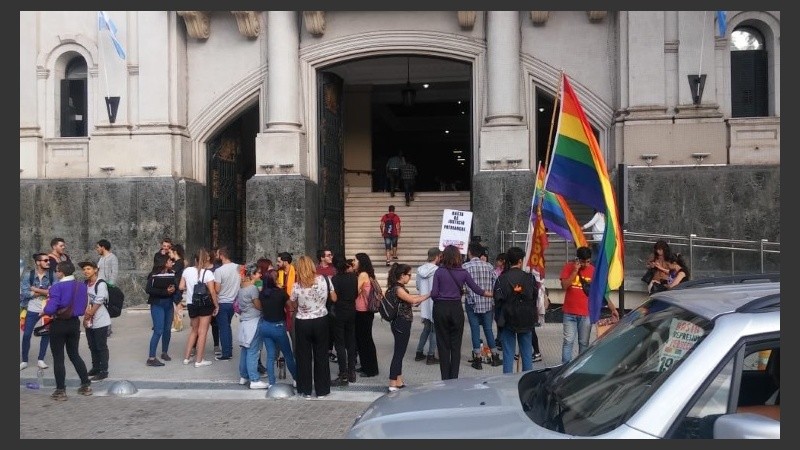 Familiares y agrupaciones LGBTIQ concentraron en la puerta de Tribunales. 