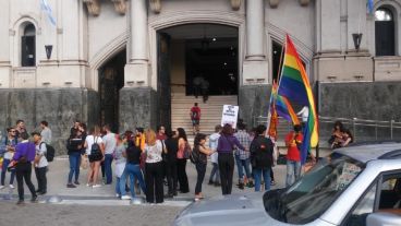 Familiares y agrupaciones LGBTIQ concentraron en la puerta de Tribunales.