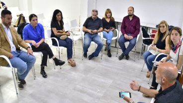 Los concejales Giliani y Sukerman, junto a los damnificados.