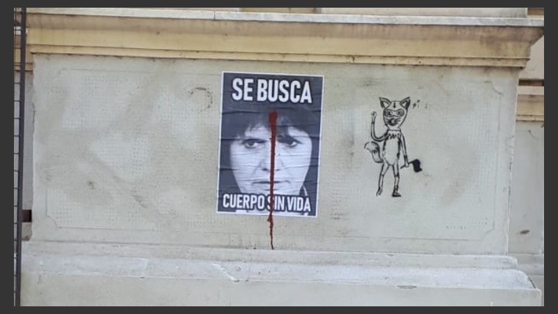 Uno de los carteles, colocado en la pared de la Facultad de Derecho por Moreno.