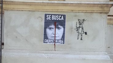 Uno de los carteles, colocado en la pared de la Facultad de Derecho por Moreno.
