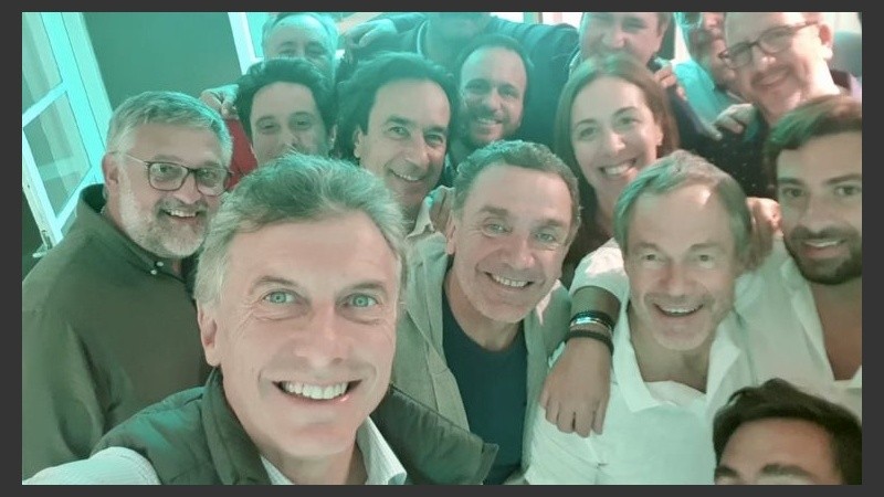 La selfie del presidente junto a la gobernadora y parte del gabinete.