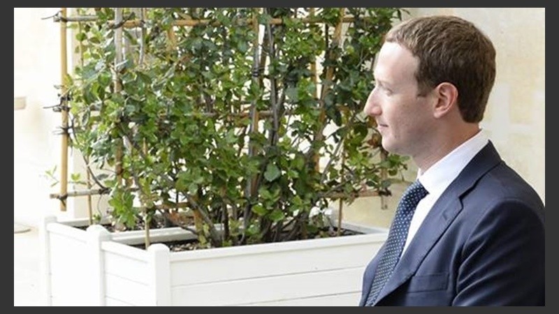 El presidente de Facebook pide regulación.