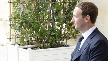 El presidente de Facebook pide regulación.