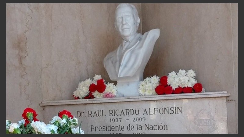 Los homenajes en el cementerio de Recoleta.
