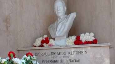 Los homenajes en el cementerio de Recoleta.