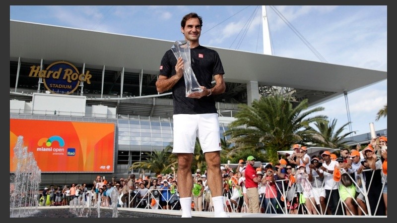 Roger celebró su nuevo trofeo con la gente.