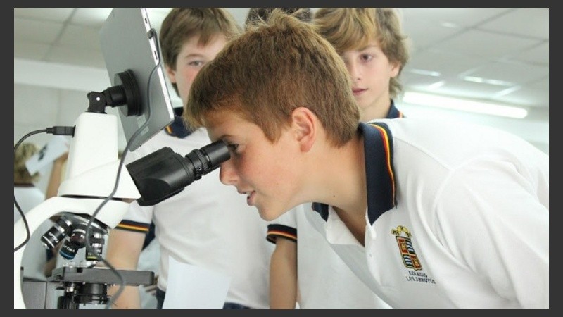 El objetivo fundamental de los trabajos prácticos realizados en los laboratorios es fomentar una enseñanza más activa, participativa e individualizada.