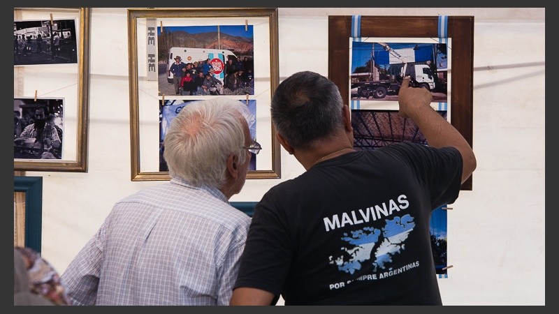 Hay una muestra de fotos en una de las carpas.