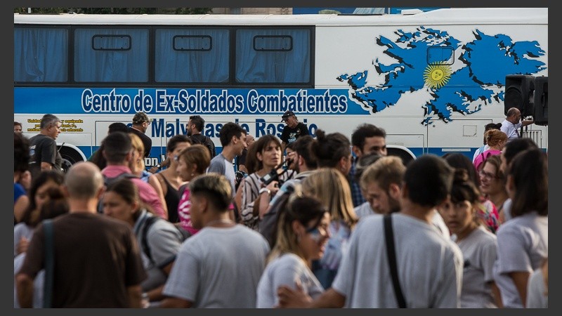 Mucha gente se iba acercando. A la medianoche se canta el himno.