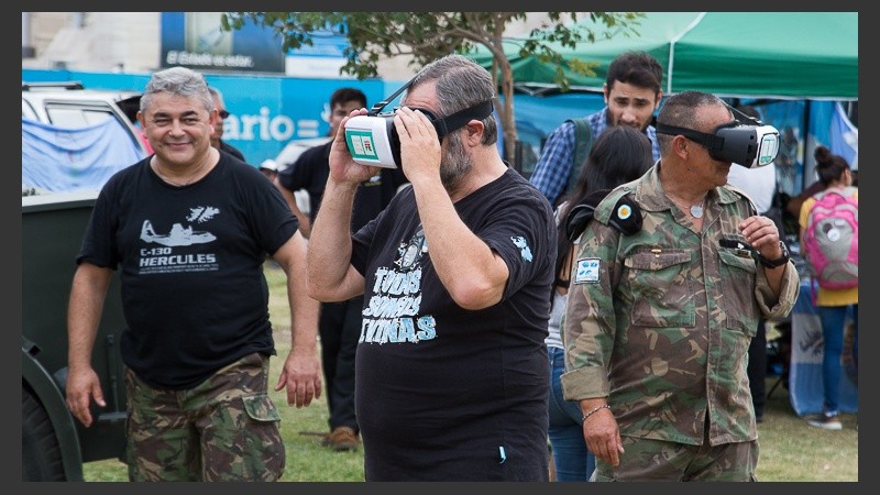Ex combatientes prueban la realidad virtual. Hay muchas actividades para todo público.