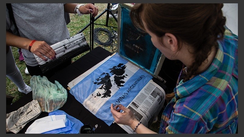 Se estampan y regalan banderas argentinas con las Malvinas.
