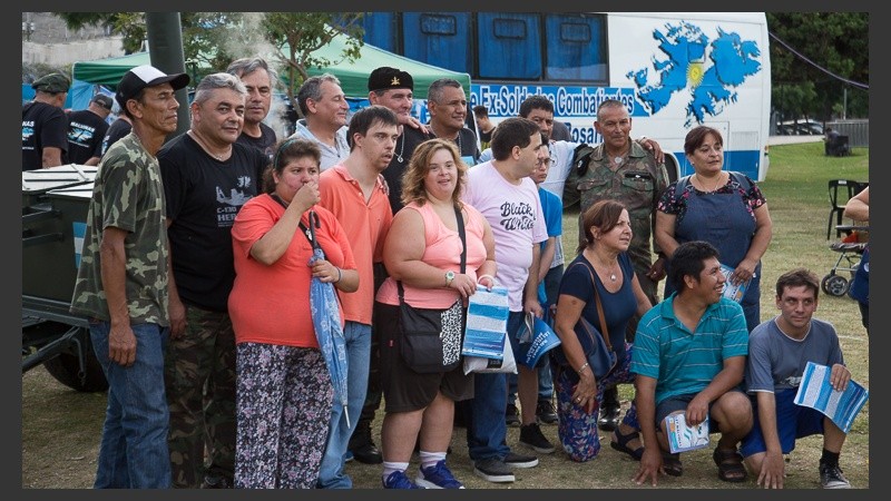 Una foto grupal con los ex combatientes que se hacen presentes en el Parque a la Bandera este lunes.