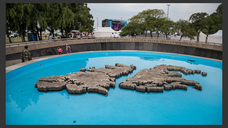 El Monumento a Malvinas se prepara para el acto de mañana 2 de abril.