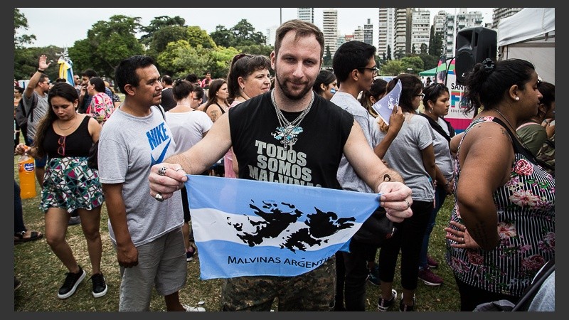 Un hombre muestra su bandera. La gente iba llegando con el correr de las horas al Parque a la Bandera.
