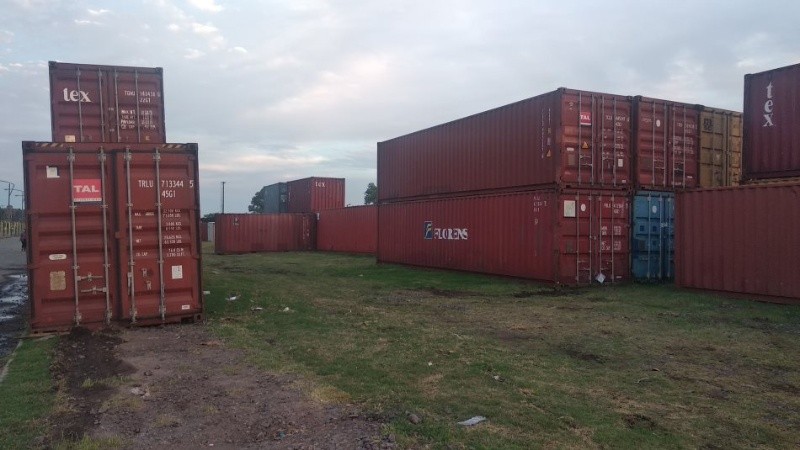 La pila de containers en la zona de ruta 34 y Grandoli.