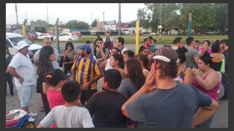 Los vecinos exigen que retiren esas estructuras del lugar.