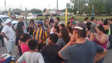 Los vecinos exigen que retiren esas estructuras del lugar.