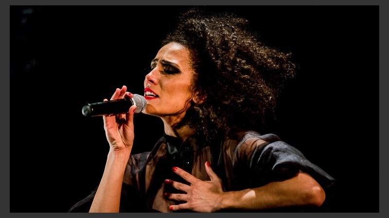 Iria braga diserta y expone cómo la expresividad vocal puede estar en consonancia directa con el cuerpo.