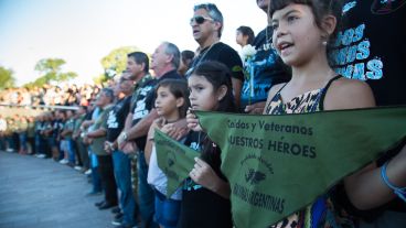 Los niños también acompañaron a los ex combatientes.