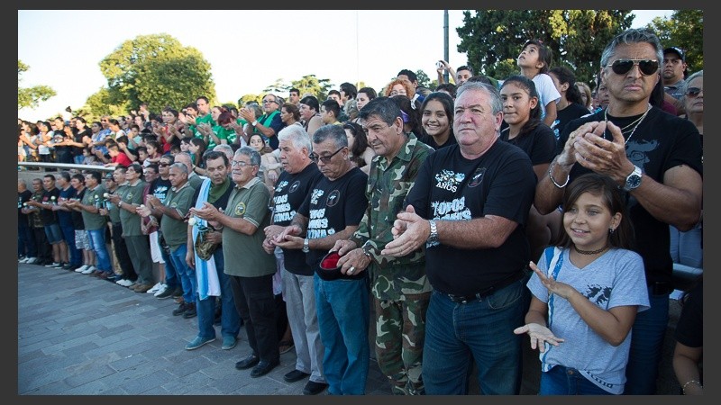 Aplausos tras entonar el himno nacional.