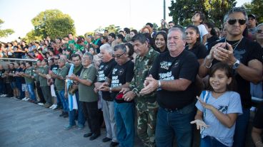 Aplausos tras entonar el himno nacional.