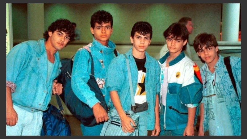 Ricky Martin (último a la derecha) y Robi Draco Rosa (segundo a la izquierda) sumaron a Menudo en 1984