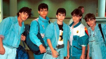 Ricky Martin (último a la derecha) y Robi Draco Rosa (segundo a la izquierda) sumaron a Menudo en 1984