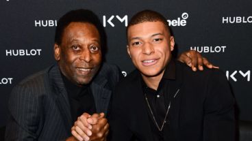 Pelé fue hospitalizado "por precaución".