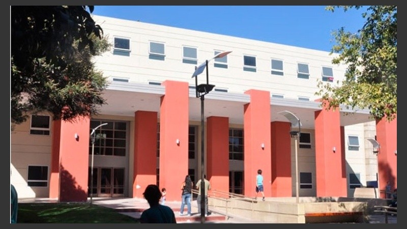 La niña está contenida por un equipo interdisciplinario de profesionales.