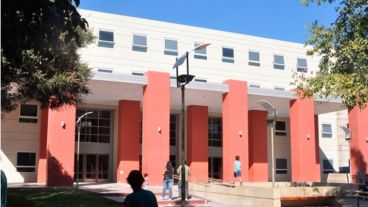 La niña está contenida por un equipo interdisciplinario de profesionales.