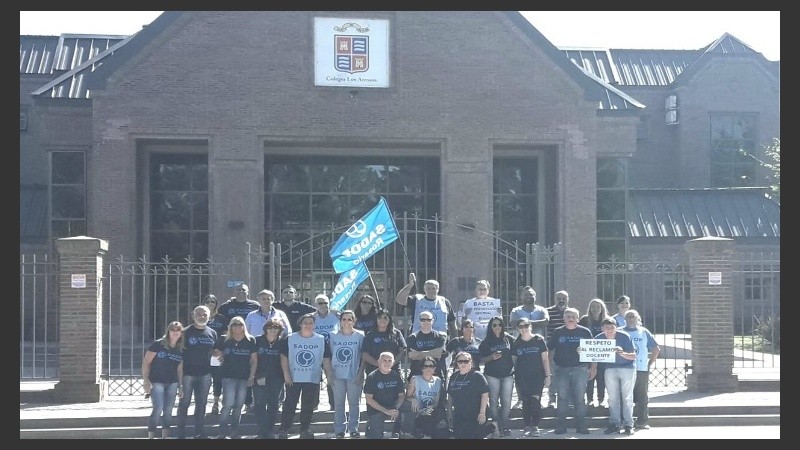 Integrantes de Sadop reclamaron la reincoporación del docente.