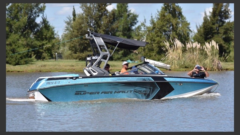 Para asistir al evento se puede llegar en embarcaciones privadas o taxis náuticos desde la florida o Costa alta.