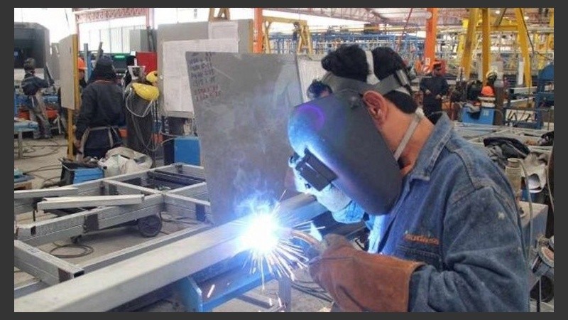 La industria volvió a registrar una caída en la comparación interanual de febrero.