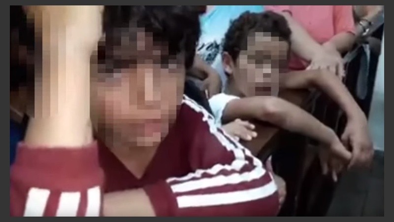 El niño que estaba junto a su madre, increpó a los ediles. 