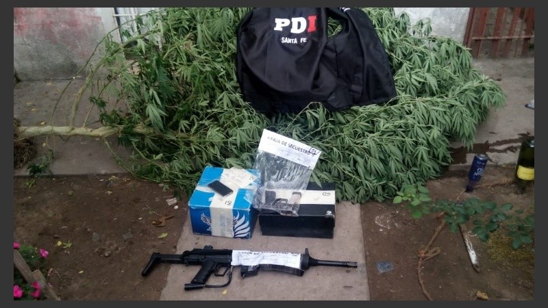 Una pistola, una metralleta de Paintball y marihuana secuestrada.