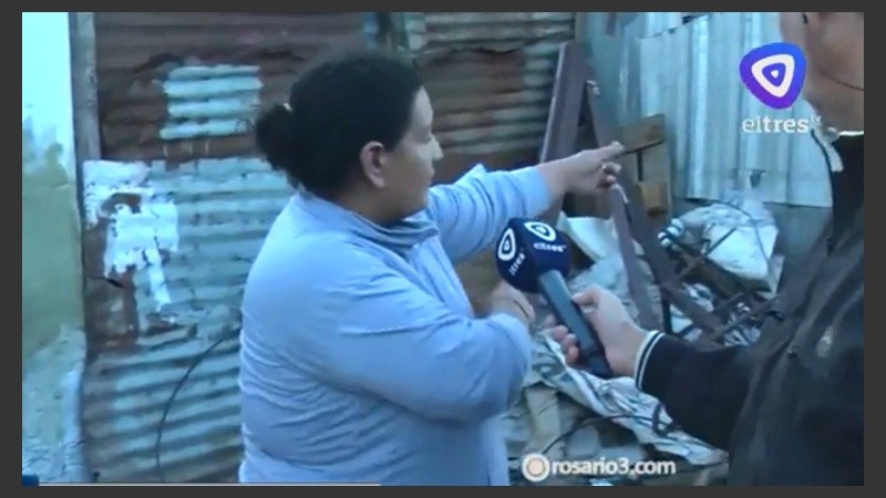 Yanina señala cómo fueron los balazos. 