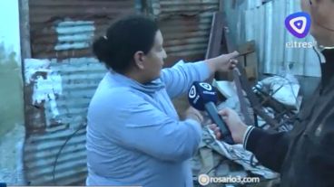 Yanina señala cómo fueron los balazos.