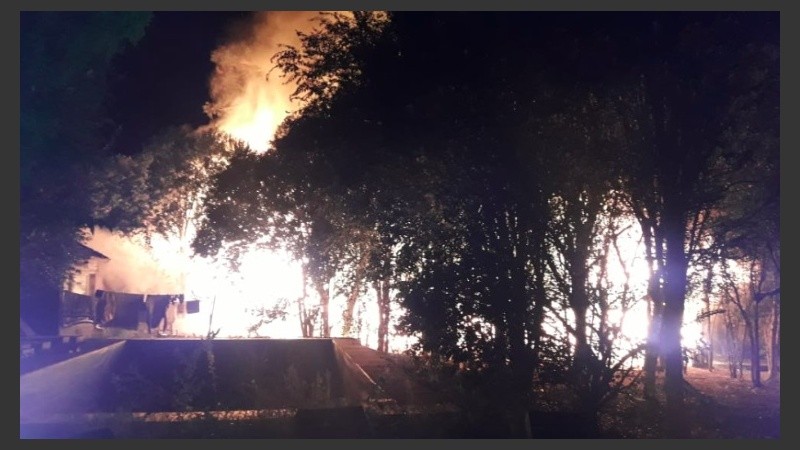 El voraz incendio en las cabañas de Timbúes. 