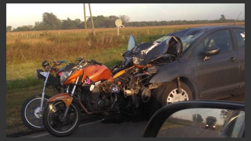 Las dos motos quedaron incrustadas en la trompa del auto.