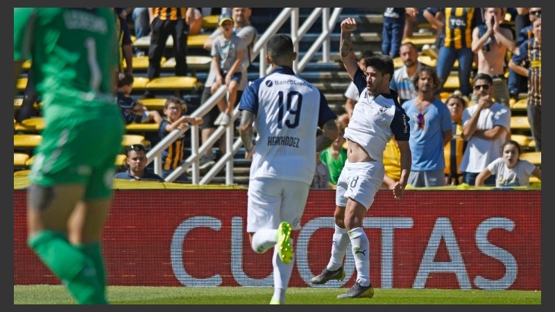 Pablo Pérez grita el empate. Independiente fue más.