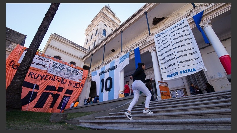 Las elecciones de la UNR se realizaron en doce facultades.