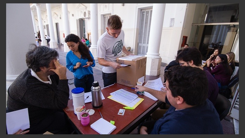 Las elecciones de la UNR se realizaron en doce facultades.