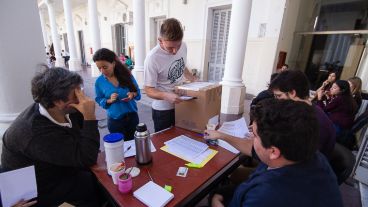 Las elecciones de la UNR se realizaron en doce facultades.