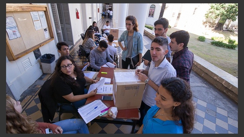 Las elecciones de la UNR se realizaron en doce facultades.