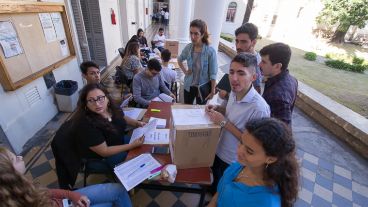 Las elecciones de la UNR se realizaron en doce facultades.